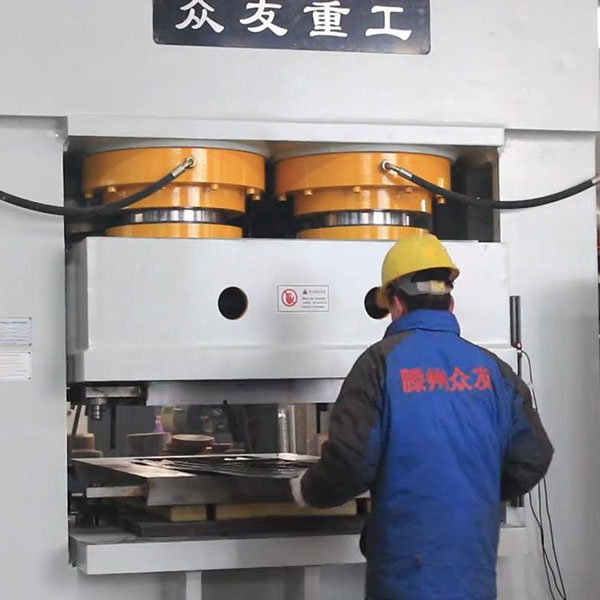 2000吨框式门面压花液压机压制细节