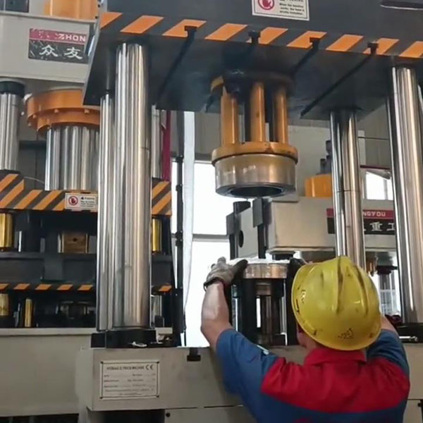 灭火器底座压制成型过程 灭火器拉伸成型液压机