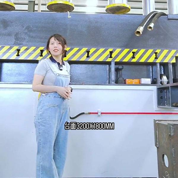 800吨三梁四柱带移动工作台多缸大台面液压机