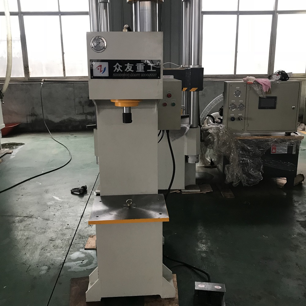 315吨单柱液压机活塞和缸筒的连接方式