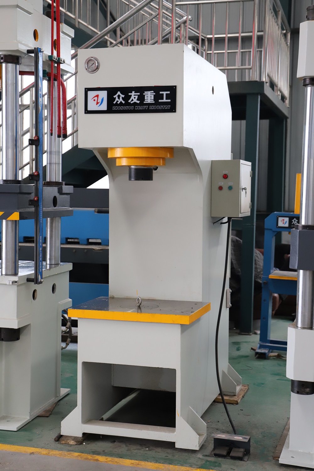 800吨液压机的主要部件是哪些