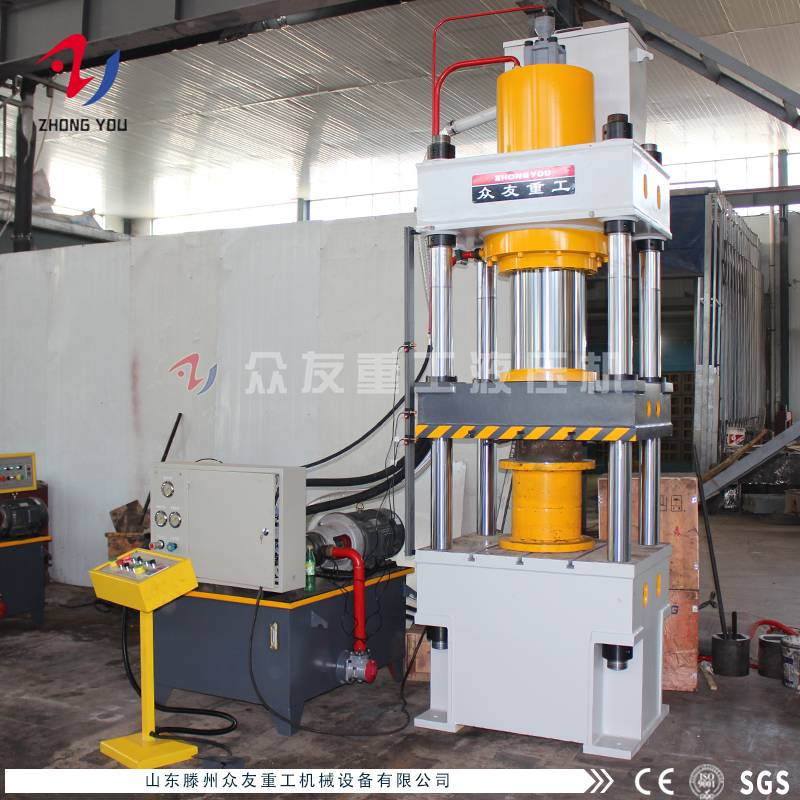 在操作小型液压机时有哪些注意事项？