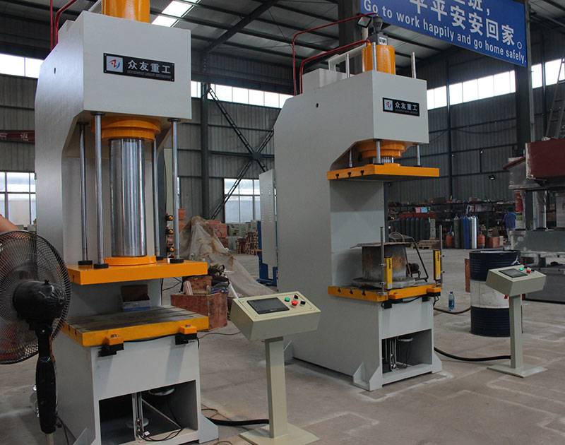 单臂（单柱）液压机工作结束时，如何进行日常维护和保养？