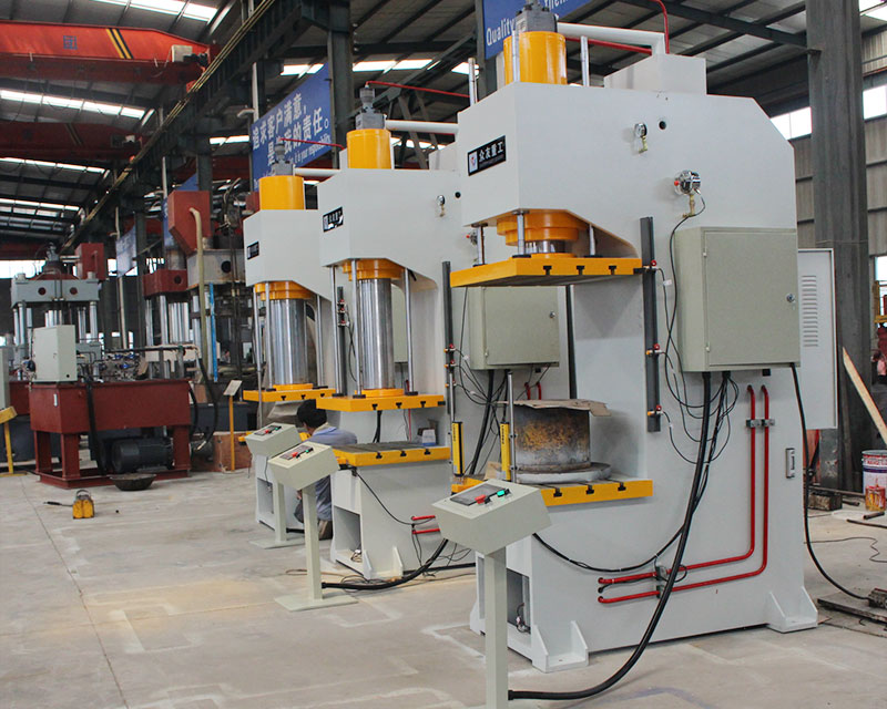 发往国外3台单臂（单柱）液压机