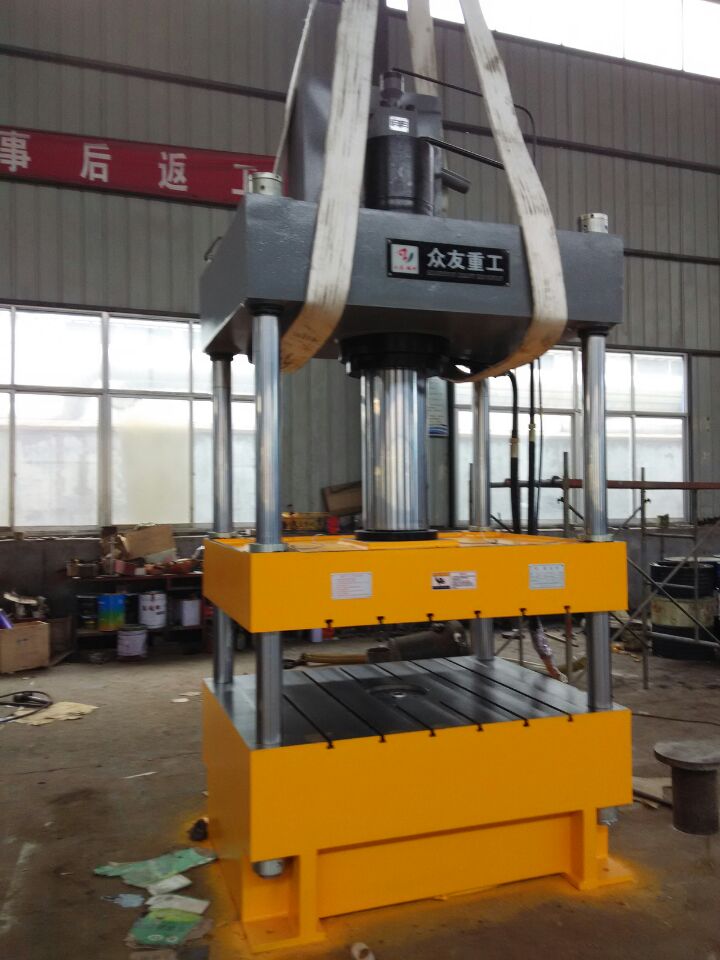 什么是四柱液压机的工作液体