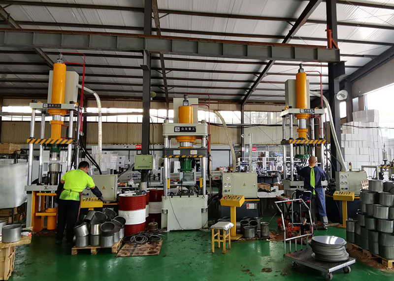 四柱万能液压机的自动补压和自动调整装置