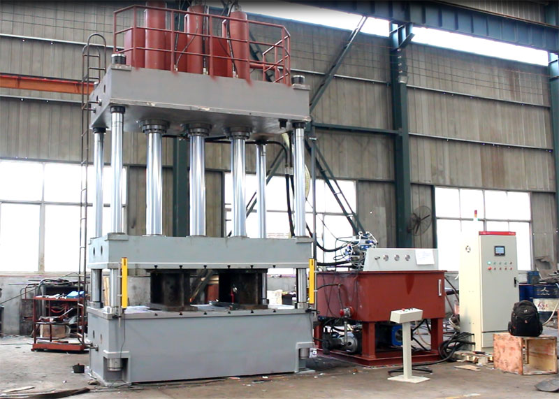 东北的客户订购压汽车内饰的315T大台面四柱液压机