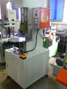 油压机采用间隙密封的运动副,应严格控制其加工精度和配合间隙