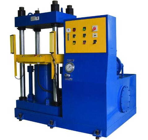 为防止在消除小型液压机的油泡之前将其吸入泵中的情况，须采取某些方法