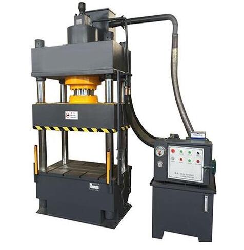 在为四柱油压机加油之前，须仔细检查并清洗油箱