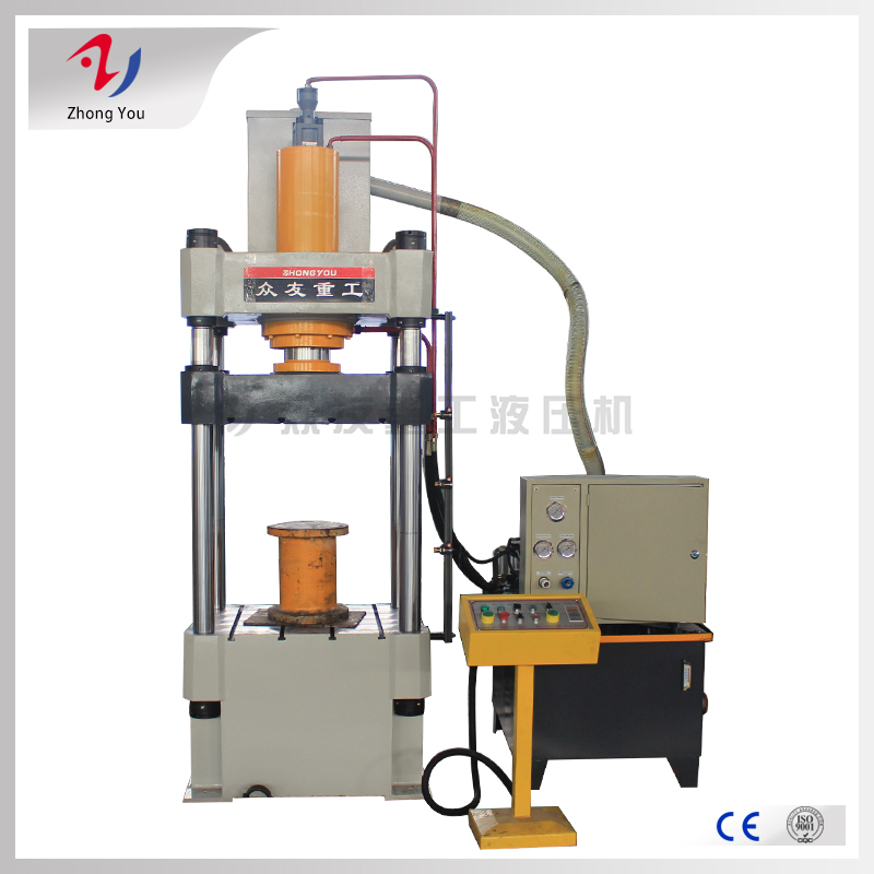 应该如何更换液压机系统中的液压油？