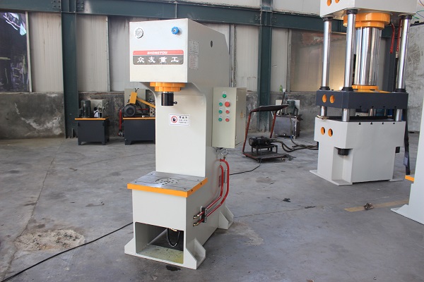 200吨单柱液压机在长期作业时需要注意哪些问题？