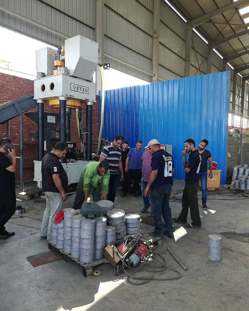 出口埃及的630吨液压机铁屑压块成型机现场调试