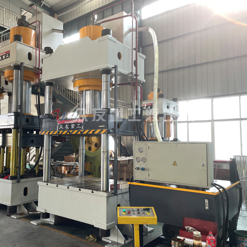 如何判断200吨四柱液压机的油液是否需要更换？