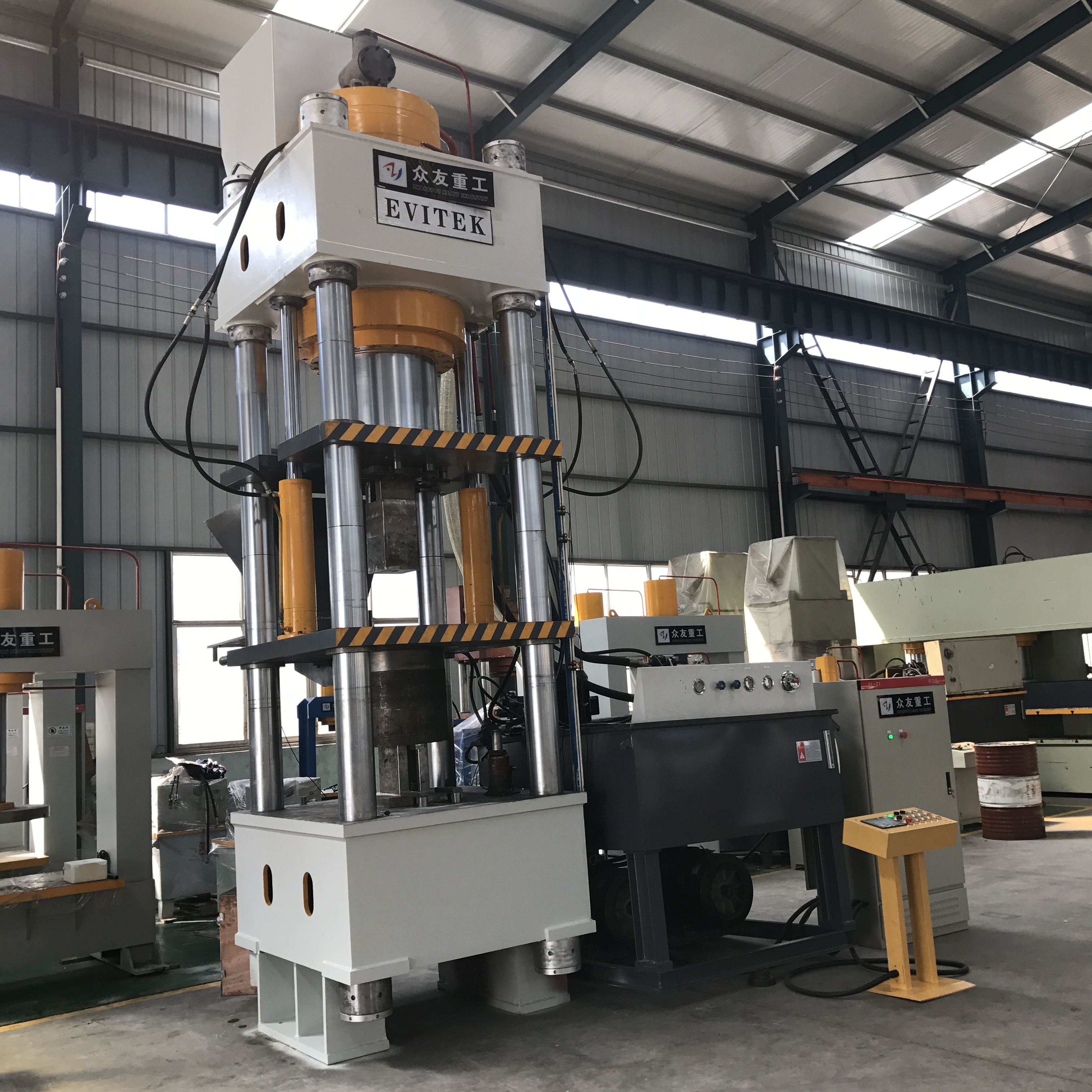 清洁牛羊舔砖液压机有哪些需要注意的事项？